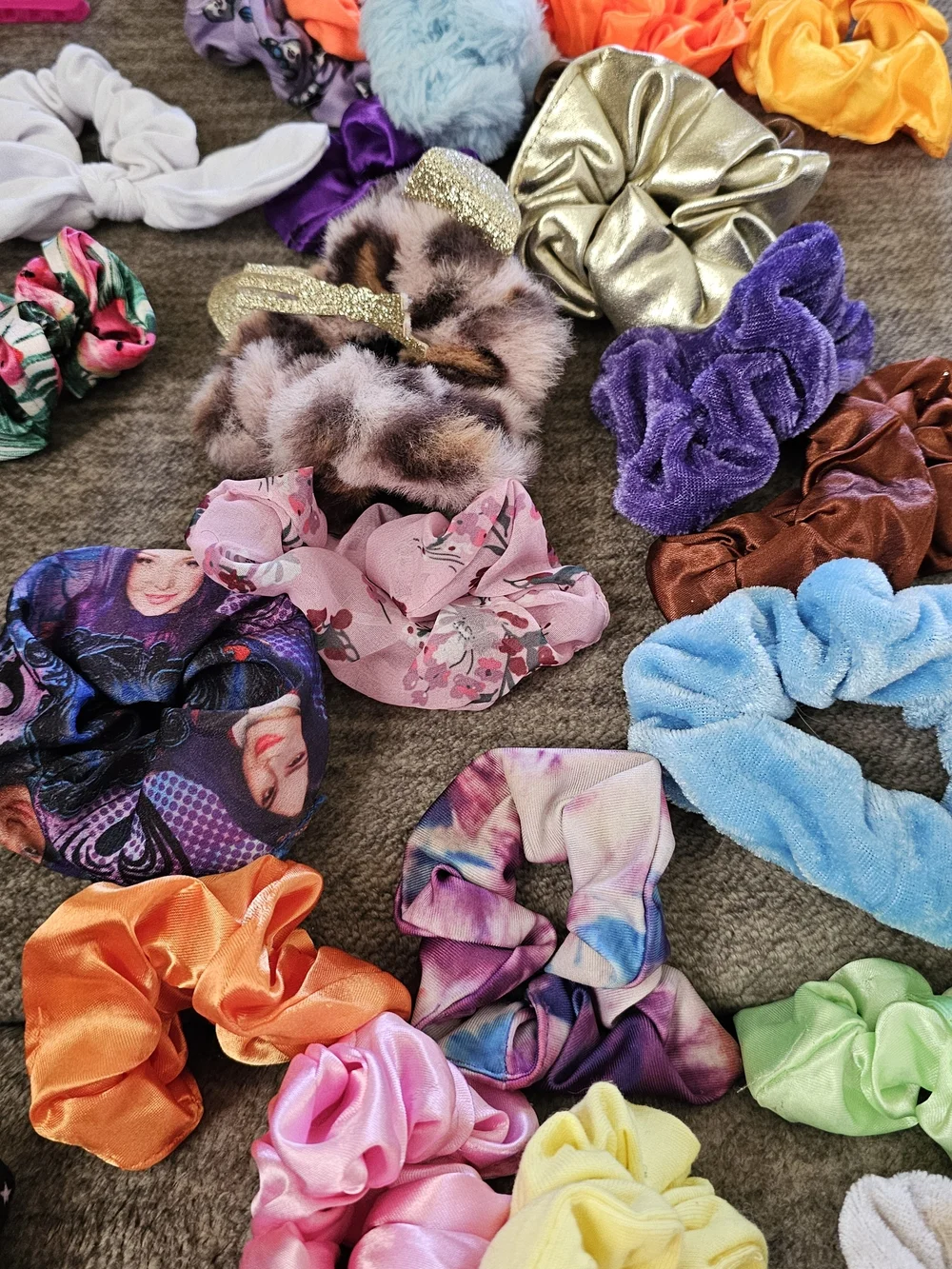 Assorted Large Hair Bows, Scunchies, Clips And Headbands
